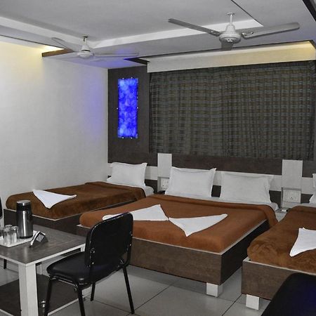 Midtown Hotel Ahmadabad Zewnętrze zdjęcie